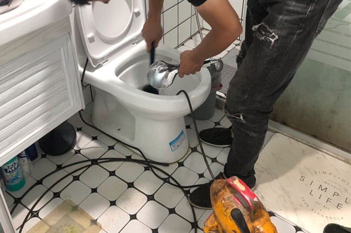 吉木乃马桶堵塞自己疏通还是找师傅？专业上门服务让你省时更省心