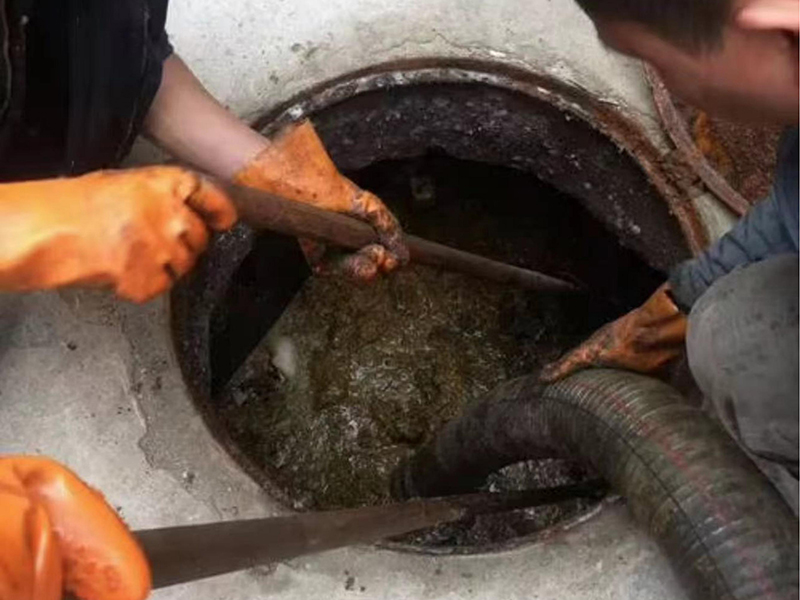 吉木乃清理化粪池时如何避免沼气的危害？